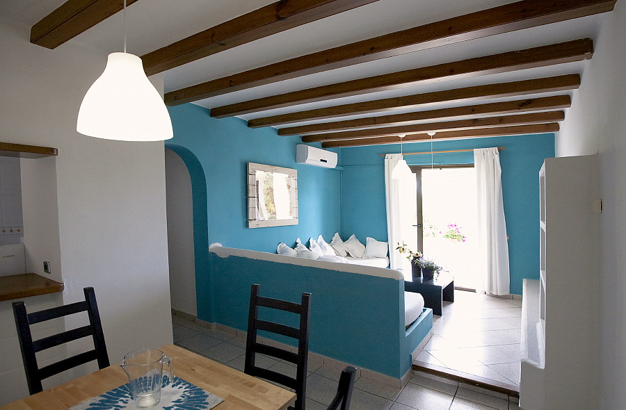 Salon estilo ibicenco de una de las estancias del Hotel Ácora | Visita Ibiza