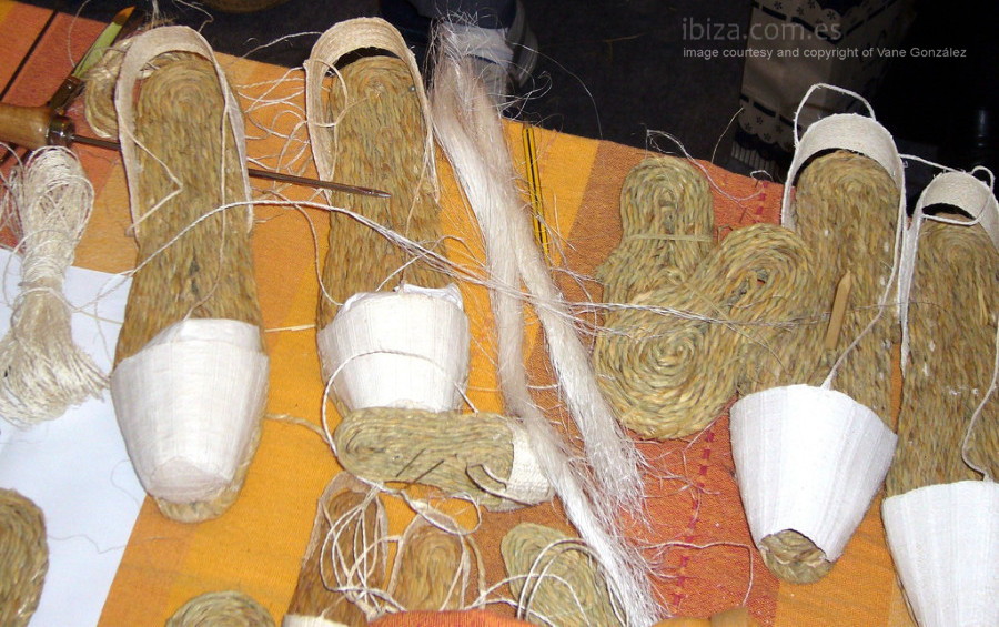 fabricación artesanal de las alpargatas ibicencas típicas o espardenyas