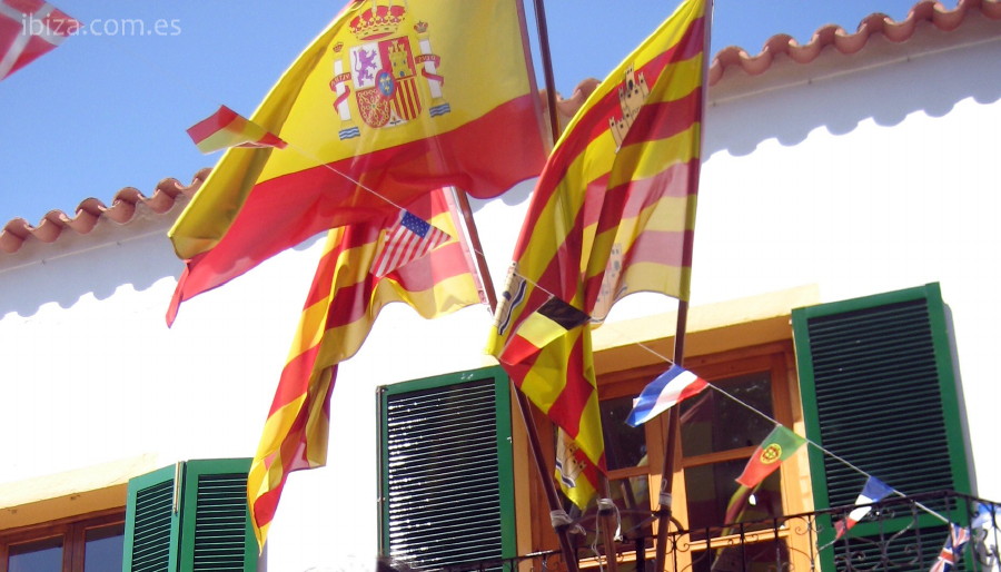Las banderas de España, Islas Baleares e Ibiza, ondeando en el antiguo Ayuntamiento de Sant Joan de Labritja