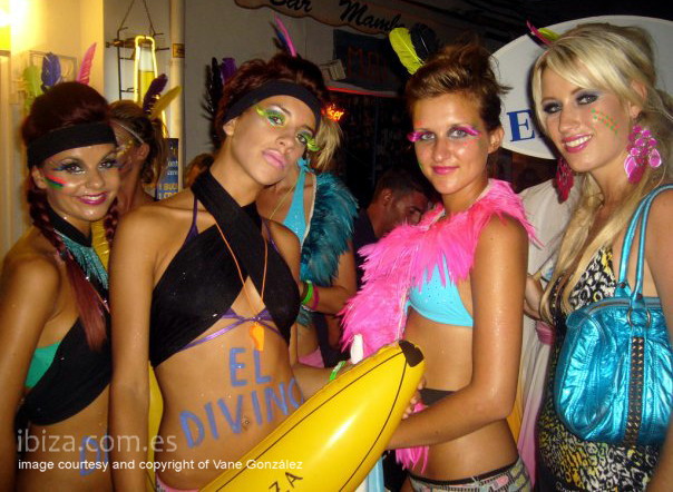 Grupo de chicas en las calles de Ibiza que se han puesto guapas para salir por la noche
