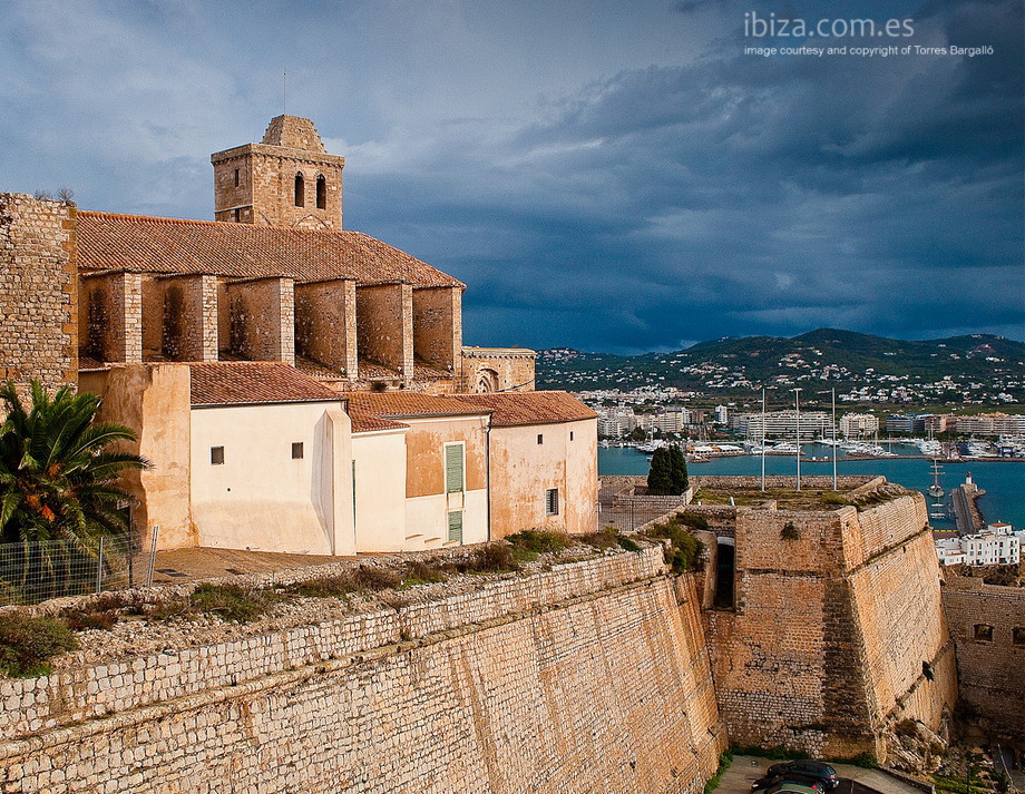 Campanario y lateral de la Catedral de Ibiza, visto desde el mirador de Dalt Vila