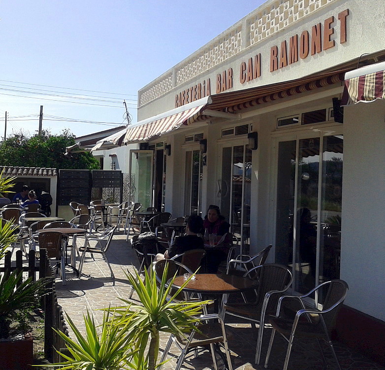 Terraza de la cafetería bar Can Ramonet cerca de Sant Antoni