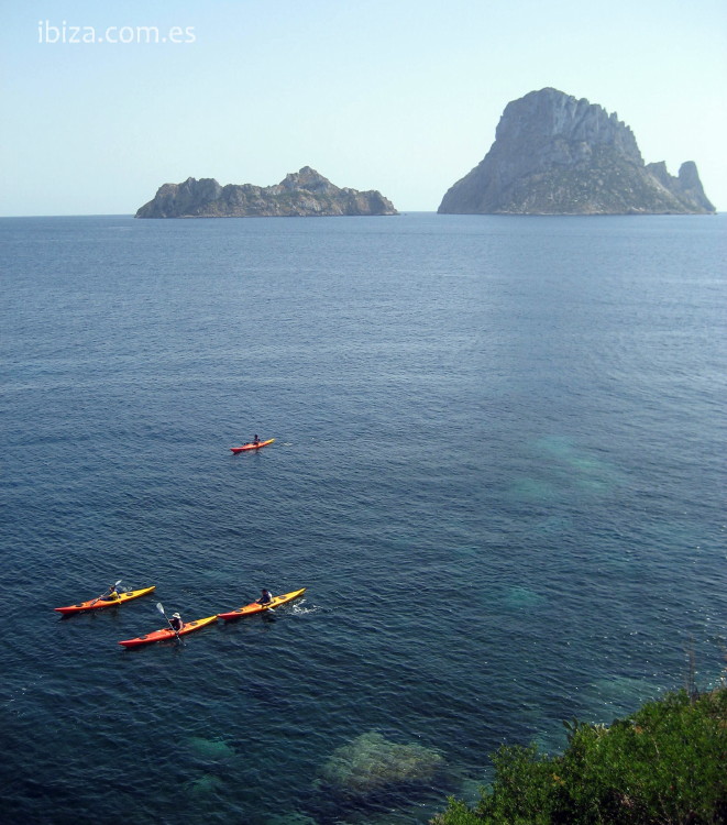 Grupo de Canoas Kayak remando en la costa ibicenca, cerca de Cala d'Hort