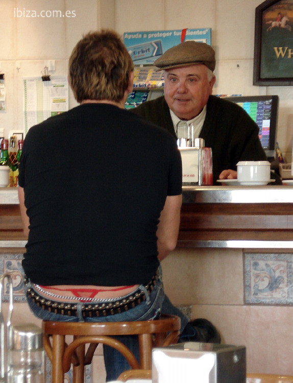 Un chico con un tanga bajo el pantalón es atendido en un bar
