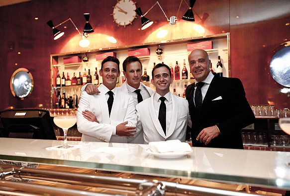 Los barmans del Cipriani de Ibiza