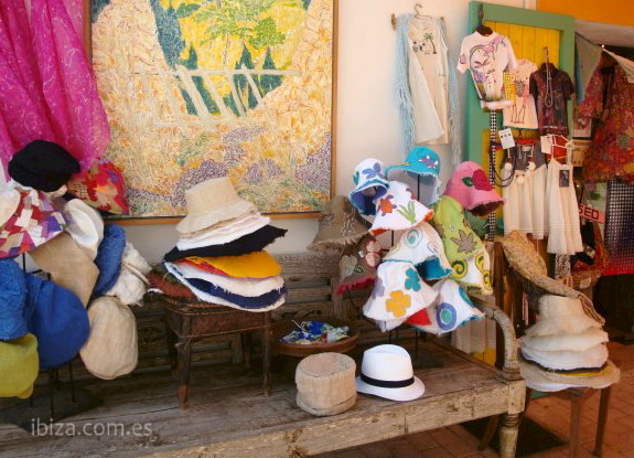 Sombreros y otros complementos expuestos en una boutique de moda en Ibiza