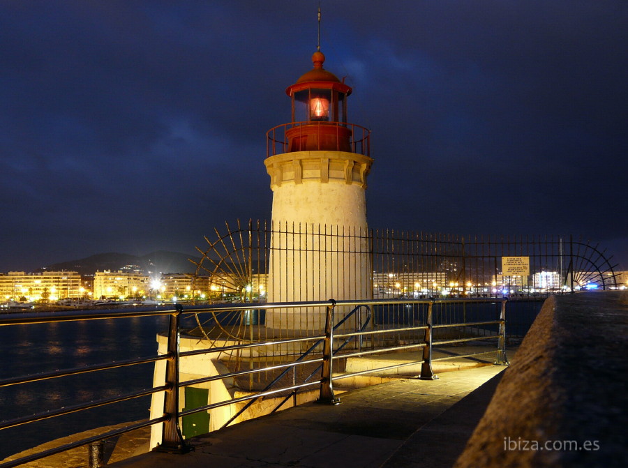 Faro del espigón del puerto de Ibiza, por la noche