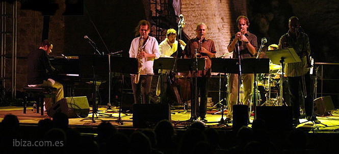 Actuación musical junto a las murallas de Ibiza en el Eivissa Jazz Festival