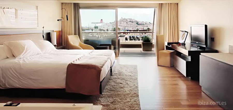 Habitación del Ibiza Gran Hotel con vistas a la ciudad de Ibiza