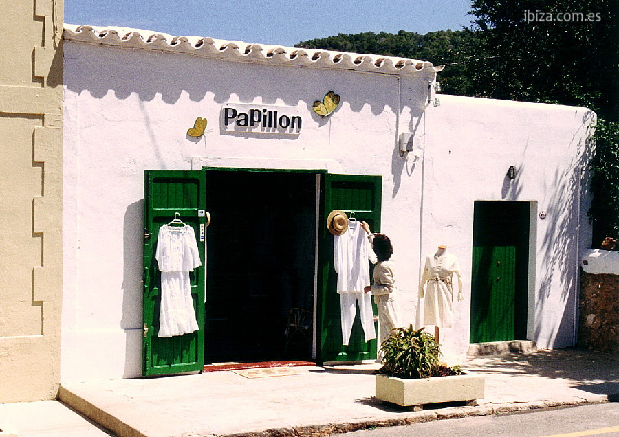 Vestidos colgando de los portalones de la boutique Papillón de San Carlos
