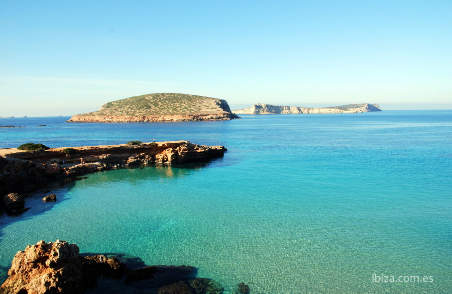 Islote frente a la Playa de Calas de Compte, con un agua totalmente transparente y azul turquesa