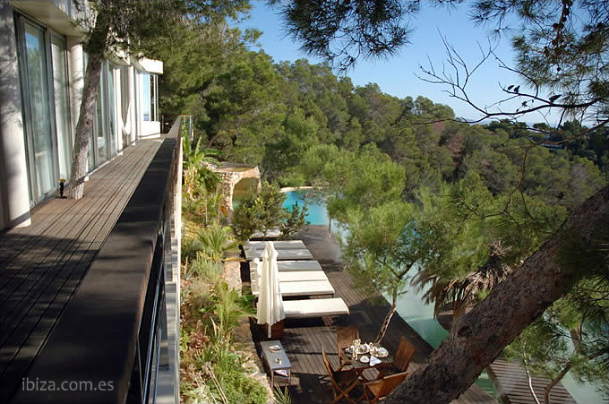 Vista exterior de la fachada, terraza y piscina de la mansión Villa Roca de Ibiza