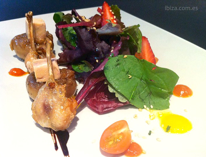Plato nouvelle cuisine de muslitos con ensalada, del restaurante Punto Gastro de Santa Eulalia