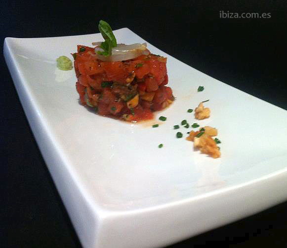 Tartar de tomate por el restaurante Punto Gastro, sobre un moderno plato rectangular blanco
