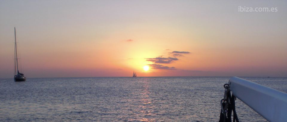 Espléndida vista del horizonte marino visto desde la cubierta de un barco velero en Ibiza